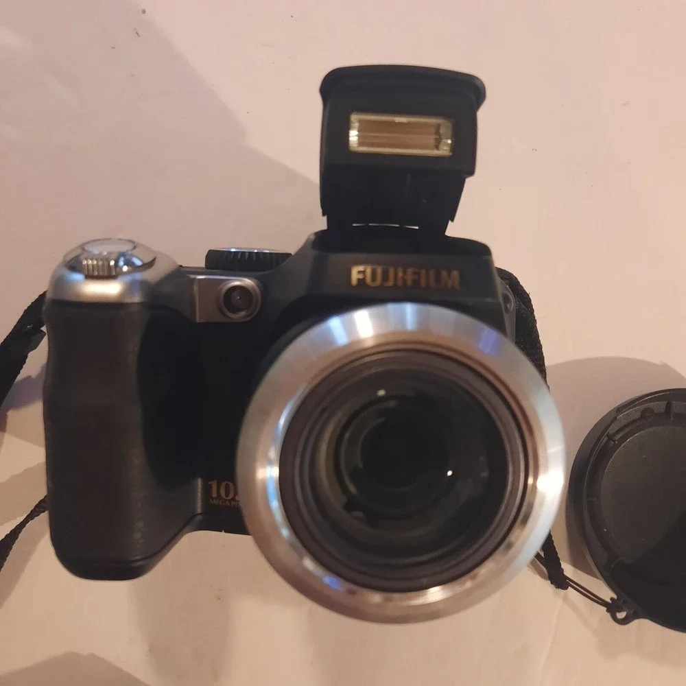 Fuji FinePix S8100fd Compact Digital Bridge Camera 10MP 27-86mm 18x Zoom Lens